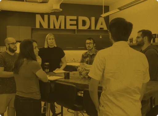 Rencontre entre collègues dans la cafétéria de Nmédia